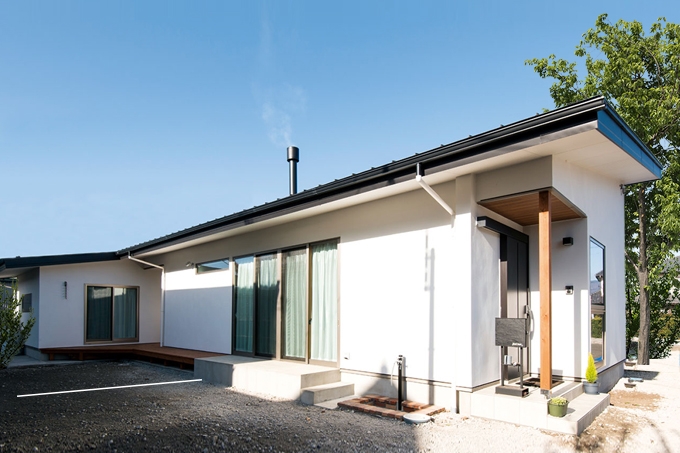 細長い敷地を活用した伸びやかな土間と薪ストーブのある住まい